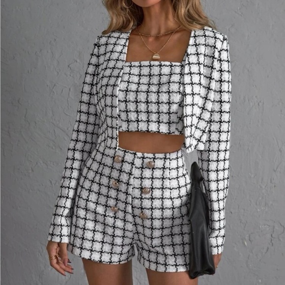 Plaid Print
Button Detail Tweed Shorts Style 25 - Picture 3 of 7